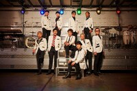 東京スカパラダイスオーケストラとムロツヨシ。