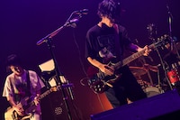 松本大樹（G）、岸田繁（Vo, G）。（撮影：岸田哲平）