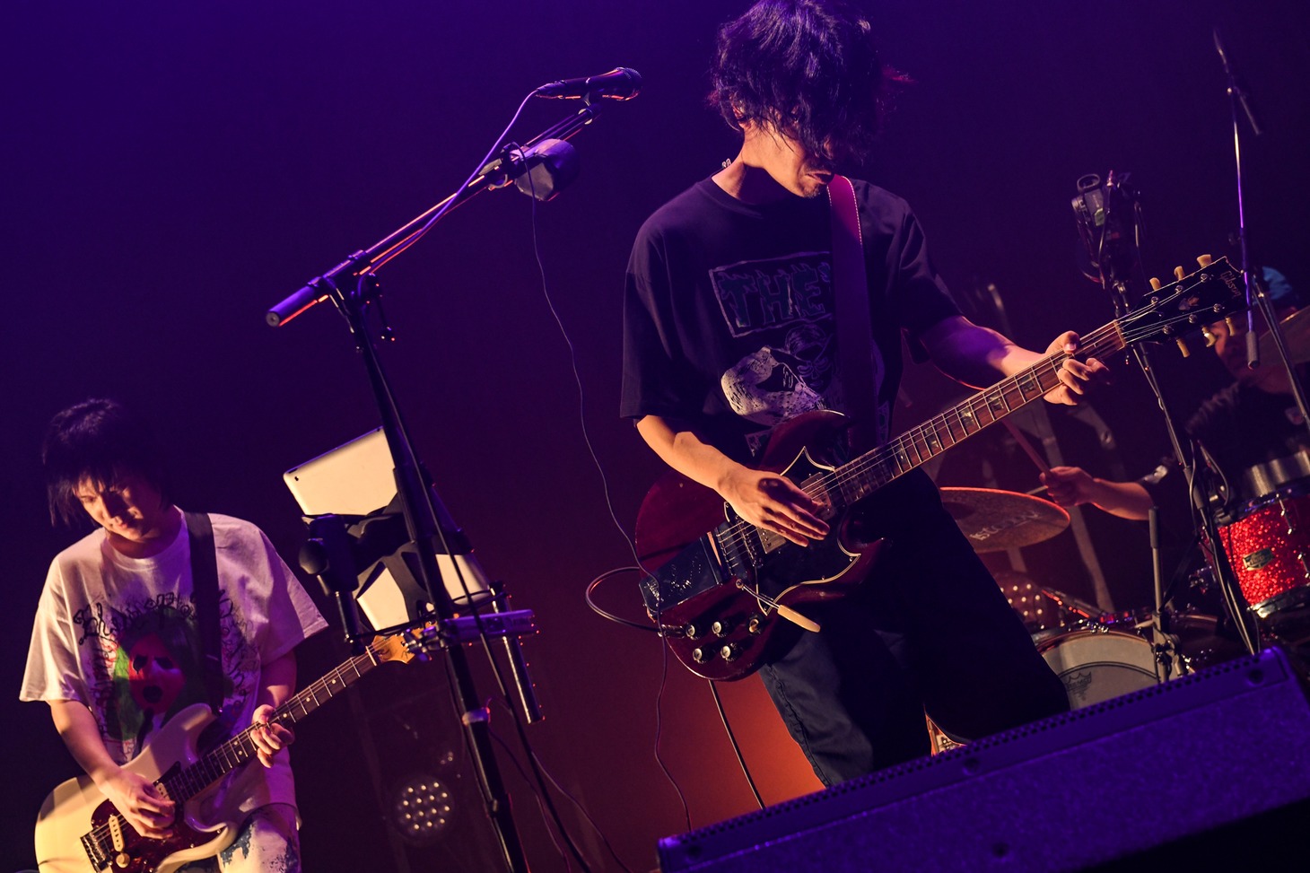 松本大樹（G）、岸田繁（Vo, G）。（撮影：岸田哲平）