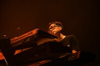 野崎泰弘（Key）（撮影：岸田哲平）