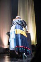 サンプラーを押す小林歌穂。