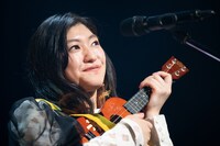 MCで「音は出てない」と明かしたウクレレを手にする小林歌穂。