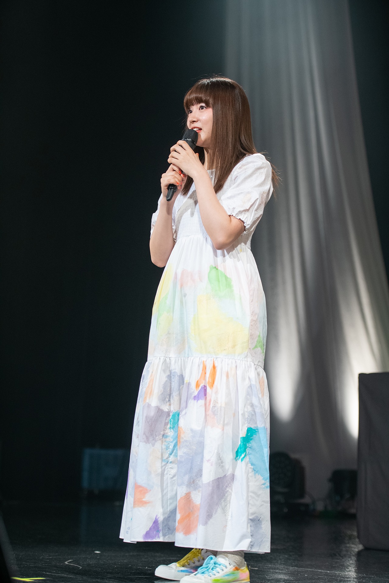 小林歌穂が着色したワンピースを身に着けた中山莉子。