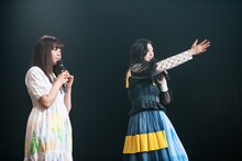 会場をざっくり半分に分ける小林歌穂（右）。