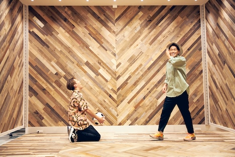 左からRIKU、ナオト・インティライミ。