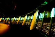 SKYTREE ROUND THEATERで「Pale Blue」MVが上映される様子。