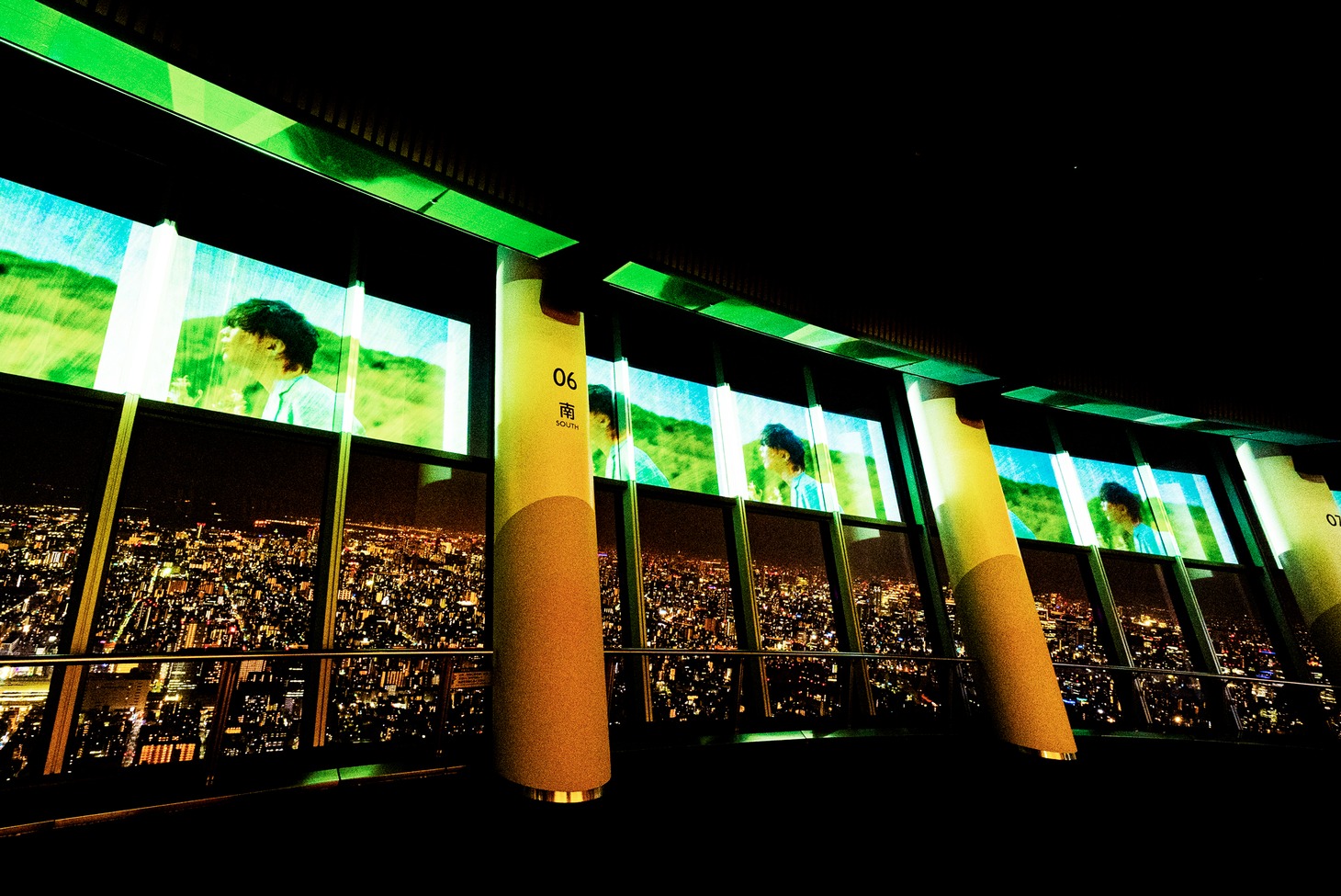 SKYTREE ROUND THEATERで「Pale Blue」MVが上映される様子。