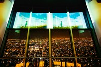 SKYTREE ROUND THEATERで「Pale Blue」MVが上映される様子。