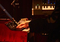 演奏するtokuの手元。（撮影：アンザイミキ）