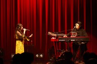 左からやなぎなぎ、toku。（撮影：アンザイミキ）