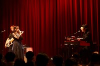 左から鈴木このみ、toku。（撮影：アンザイミキ）