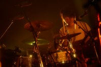 尾崎和樹（Dr）（撮影：鳥居洋介）