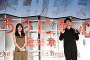 左から有村架純、佐藤健。