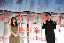 左から有村架純、佐藤健。