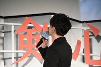 「Takaさん！」と呼びかける佐藤健。