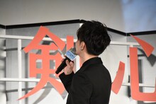 「Takaさん！」と呼びかける佐藤健。