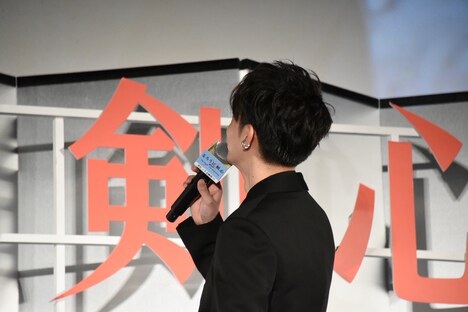 「Takaさん！」と呼びかける佐藤健。