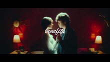 Vaundy「benefits」ミュージックビデオより。