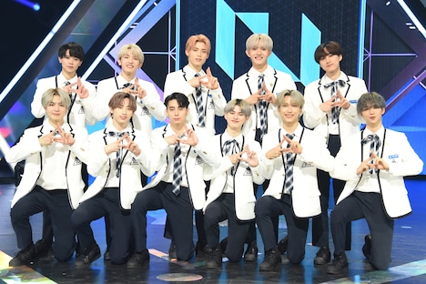 デビュー会見でのINI。