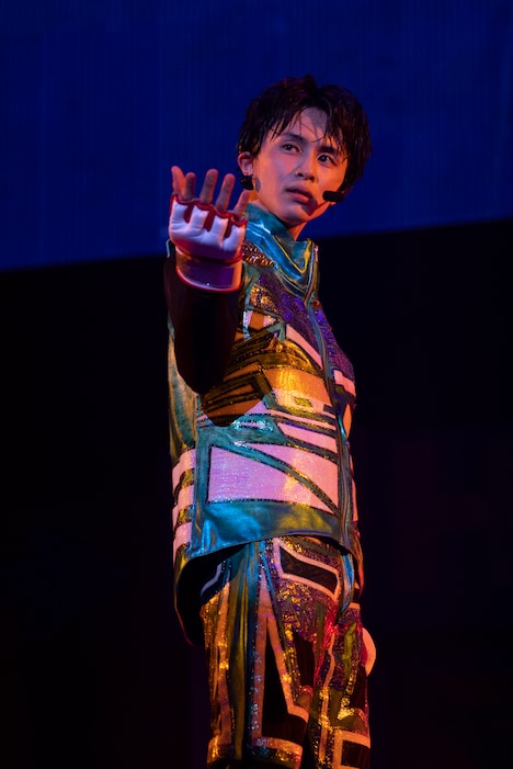 「Cosmic岬」を歌うタクヤ。