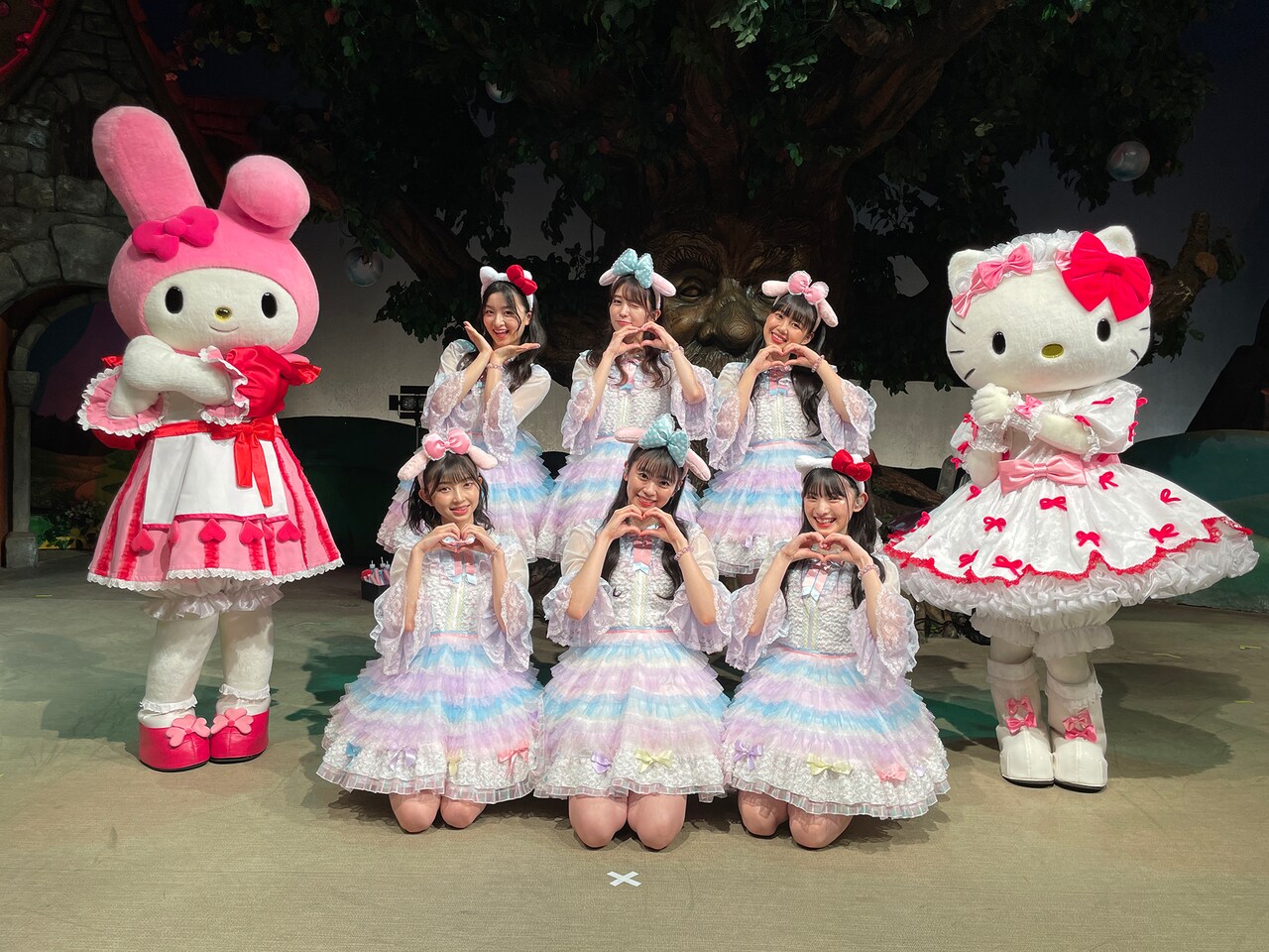 左からマイメロディ、超ときめき▽宣伝部、ハローキティ。 - 超