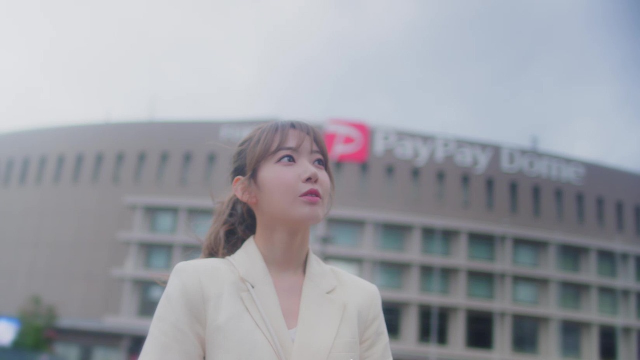 宮脇咲良の卒業ソング「思い出にするにはまだ早すぎる」ミュージックビデオのワンシーン。(c)Mercury