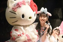 左からハローキティ、坂井仁香。