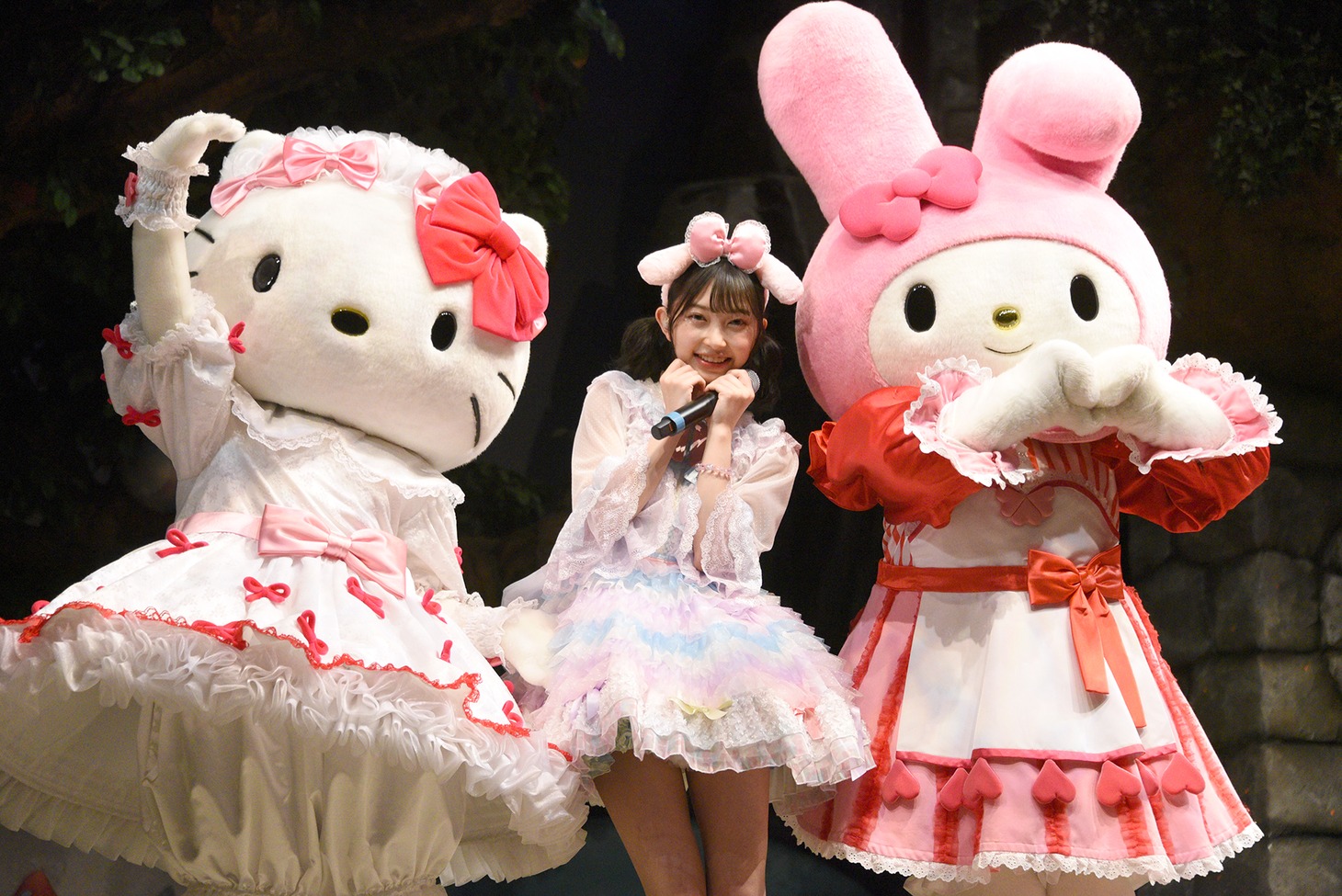 左からハローキティ、辻野かなみ、マイメロディ。