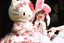 左からハローキティ、菅田愛貴。