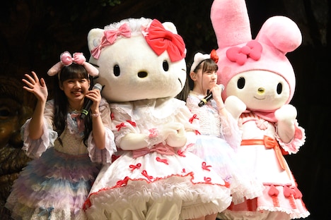 左から吉川ひより、ハローキティ、菅田愛貴、マイメロディ。