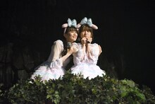 左から坂井仁香、小泉遥香