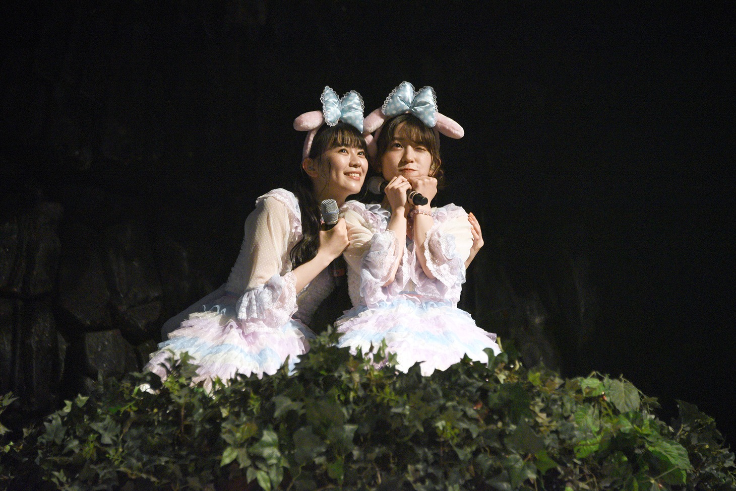 左から坂井仁香、小泉遥香