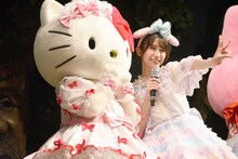 左からハローキティ、小泉遥香。