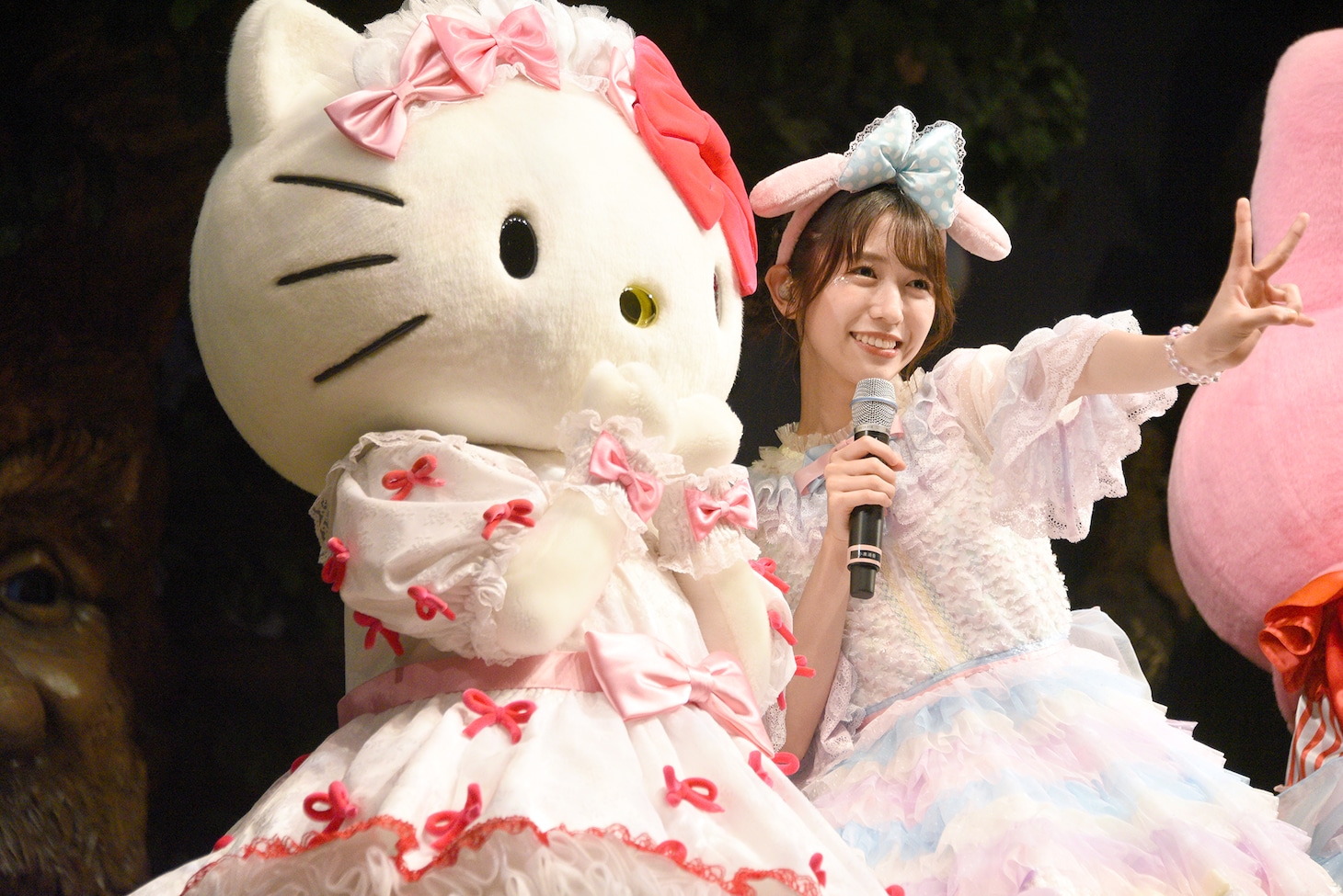 左からハローキティ、小泉遥香。