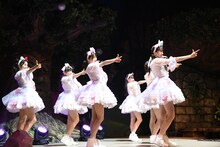 「超ときめき▽宣伝部×サンリオピューロランド『超ときめく世界に宣伝本部とハロー！ハロー！』」の様子。