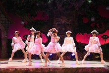 「超ときめき▽宣伝部×サンリオピューロランド『超ときめく世界に宣伝本部とハロー！ハロー！』」の様子。