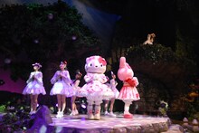 「超ときめき▽宣伝部×サンリオピューロランド『超ときめく世界に宣伝本部とハロー！ハロー！』」の様子。