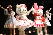 左から辻野かなみ、ハローキティ、マイメロディ、菅田愛貴。