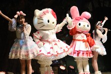 左から辻野かなみ、ハローキティ、マイメロディ、菅田愛貴。