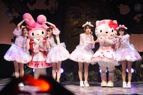 「超ときめき▽宣伝部×サンリオピューロランド『超ときめく世界に宣伝本部とハロー！ハロー！』」の様子。