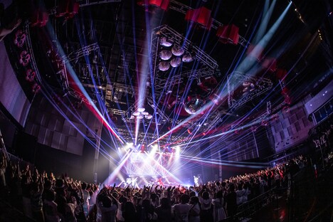 夕闇に誘いし漆黒の天使達のライブの様子。（Photo by Nozomi Nakajo）