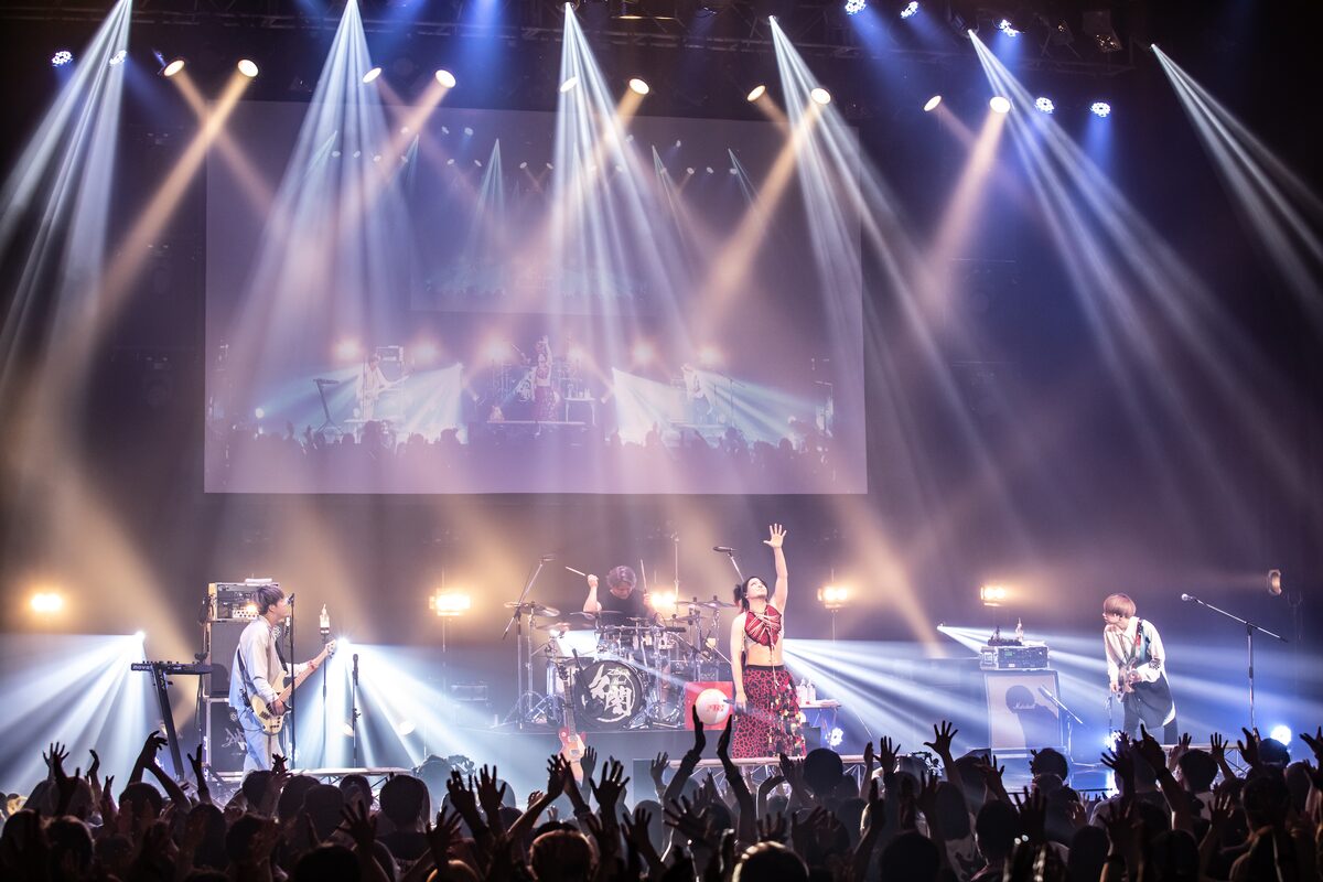 夕闇に誘いし漆黒の天使達 笑いあり嘘泣きありの新木場ワンマンでファンと再会 ライブレポート 写真8枚 音楽ナタリー 夕闇に誘いし漆黒の天使達 笑いあり嘘泣きありの新木場ワンマンでファンと再会 ライブレポート 写真8枚 音楽ナタリー