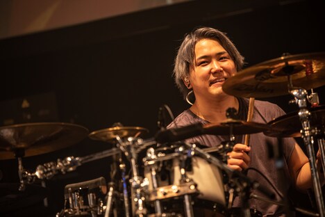 にっち（Dr）（Photo by Nozomi Nakajo）