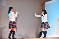 クラブを想像して写真を撮影する白鳥沙南と戸高美湖。