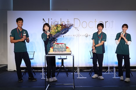 左から沢村一樹、波瑠、岸優太（King & Prince）、岡崎紗絵。(c)フジテレビ