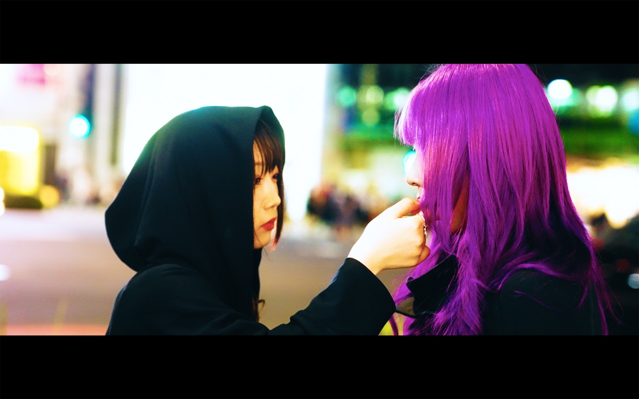 akugi「addict feat. もとちか襲」MVのワンシーン。