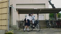 「明治 エッセル スーパーカップ」Web CM「チャリ置き場」編より。