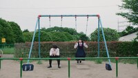 「明治 エッセル スーパーカップ」Web CM「ブランコ」編より。