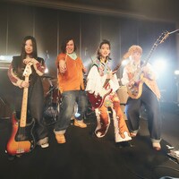 左からなかむらしょーこ（B）、ナガシマタカト（Dr）、ひぐちけい（G）、のん（Vo, G）。