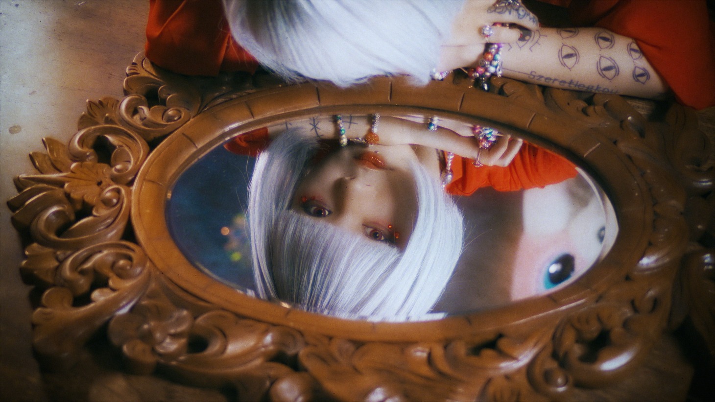 4s4ki「ALICE feat. Smrtdeath」ミュージックビデオより。